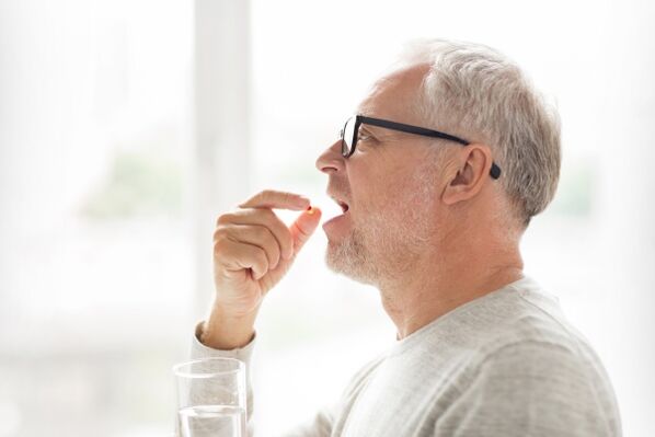 Ein Mann nimmt ein Antibiotikum gegen Prostatitis